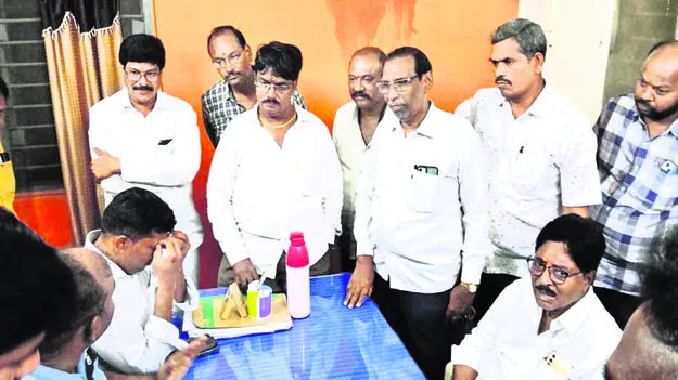 వాసవీ అమ్మవారి ఫ్లెక్సీ చింపివేత 