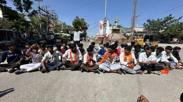 విద్యార్థుల సమస్యలను పట్టించుకోని ప్రభుత్వం