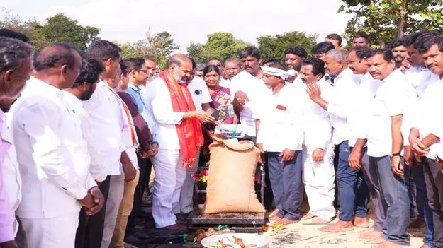 ప్రభుత్వ కేంద్రాల్లో ధాన్యం విక్రయించాలి