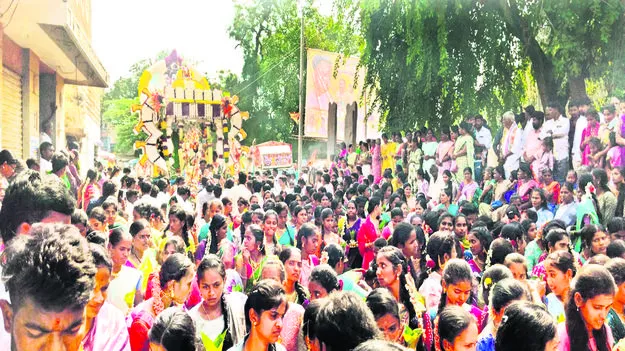 ఘనంగా గౌరమ్మ నిమజ్జనం