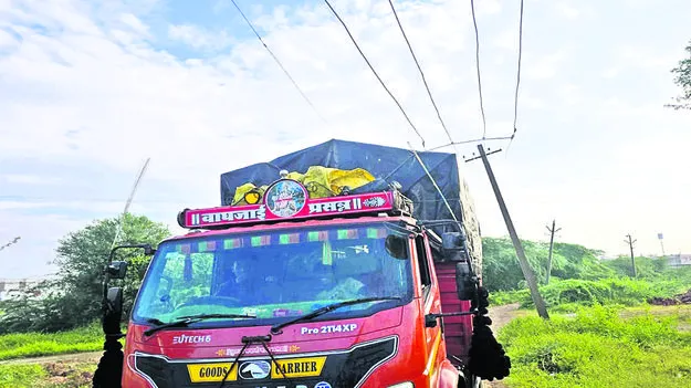  ప్రమాదకరంగా     విద్యుత తీగలు 