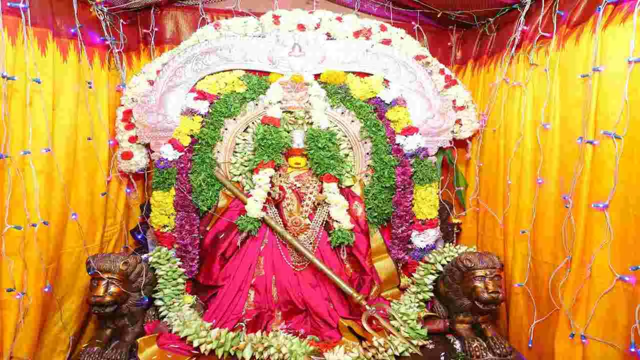 మహాగౌరి అలంకారంలో అమ్మవారి దర్శనం
