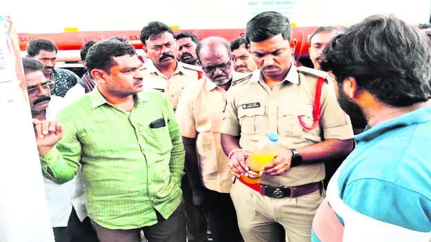 కల్తీ పెట్రోల్‌ విక్రయించారని ఆందోళన 