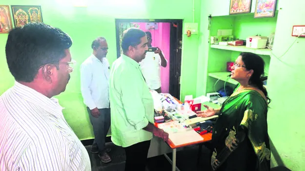 వైద్య కేంద్రం నిర్వాహకుడిపై డీఎంహెచఓ ఆగ్రహం