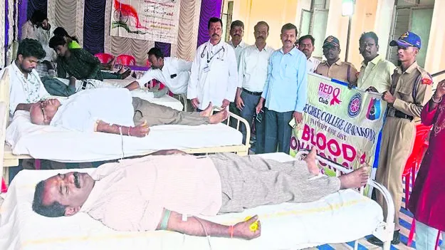 స్వచ్ఛందంగా పలువురి రక్తదానం