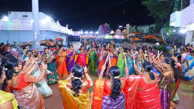 మూడో రోజు ఘనంగా బతుకమ్మ వేడుకలు