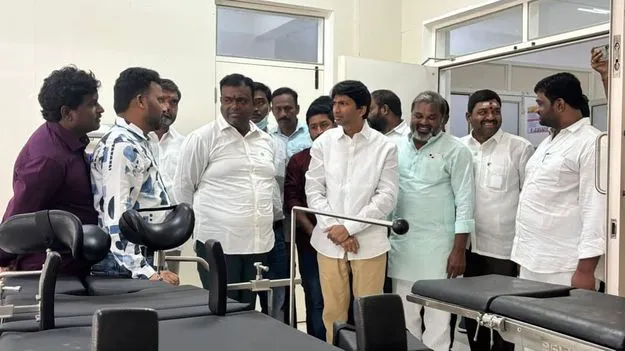 ప్రభుత్వ ఆసుపత్రికి పరికరాల అందజేత