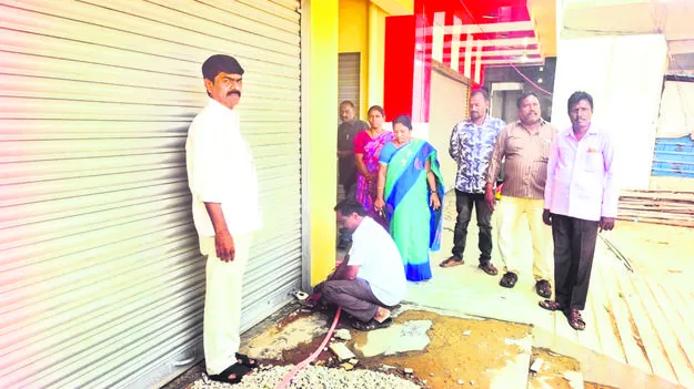 షాపింగ్‌ కాంప్లెక్స్‌ సీజ్‌