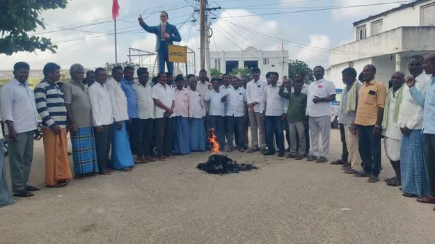 పంచాయతీ కార్యదర్శి దిష్టిబొమ్మ దహనం