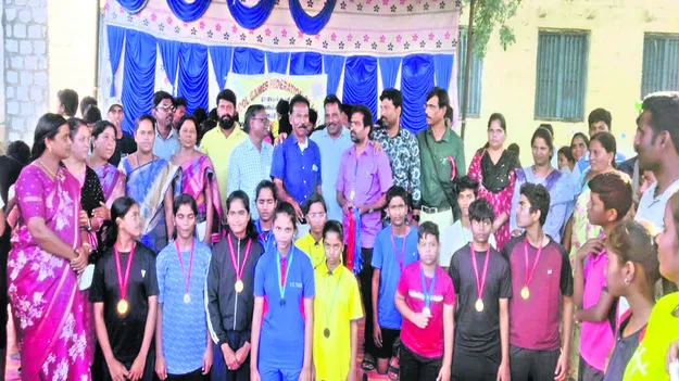 హోరాహోరీగా డివిజనల్‌స్థాయి పోటీలు