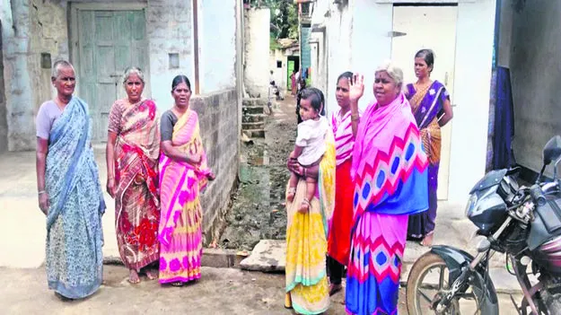  రోడ్డుపై నిత్యం మురుగు  