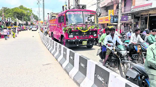 డివైడర్లతో పెరిగిన ట్రాఫిక్‌ ఇబ్బందులు