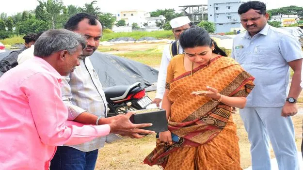 రైతులకు టార్పాలిన్లు అందజేయాలి