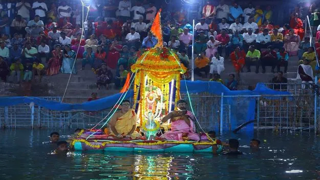 కన్నుల పండువగా అమ్మవారి తెప్పోత్సవం