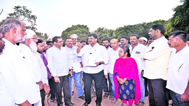 ప్రజా సమస్యలు పరిష్కరించండి : మంత్రి