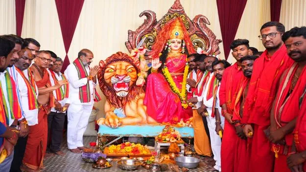 దుర్గామాత మండపాల్లో ప్రత్యేక పూజలు..