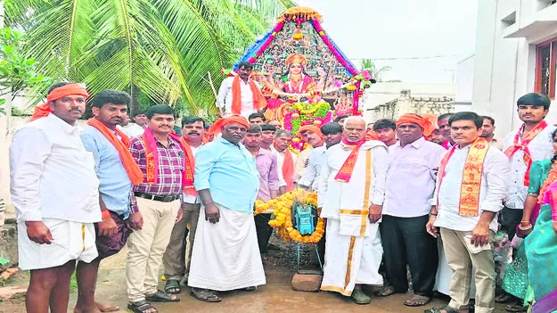 బళ్లారి దుర్గమ్మకు పూజలు 