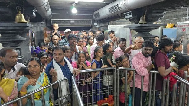 రాజన్న సన్నిధిలో భక్తజన సందడి