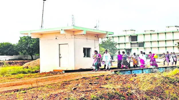 ఆదర్శ హాస్టల్‌లో నీటి కష్టాలు