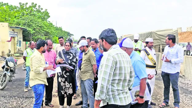 రోడ్డు పనులను పరిశీలించిన కలెక్టర్‌