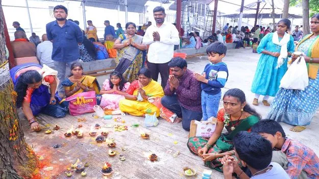 వేములవాడలో కార్తీక భక్తుల రద్దీ