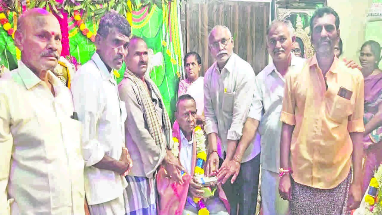 ఆలయ అభివృద్ధికి రూ.లక్ష వితరణ