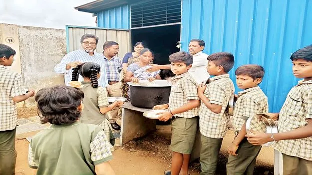 మెనూ ప్రకారం భోజనం అందించాలి