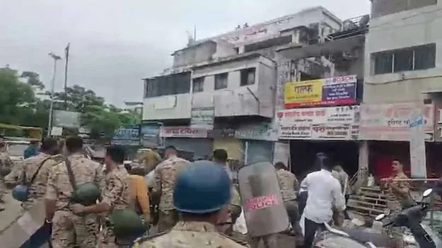Maharashtra: మహారాష్ట్రలో మత ఘర్షణలు.. లాఠీచార్జి, 30 మంది అరెస్టు