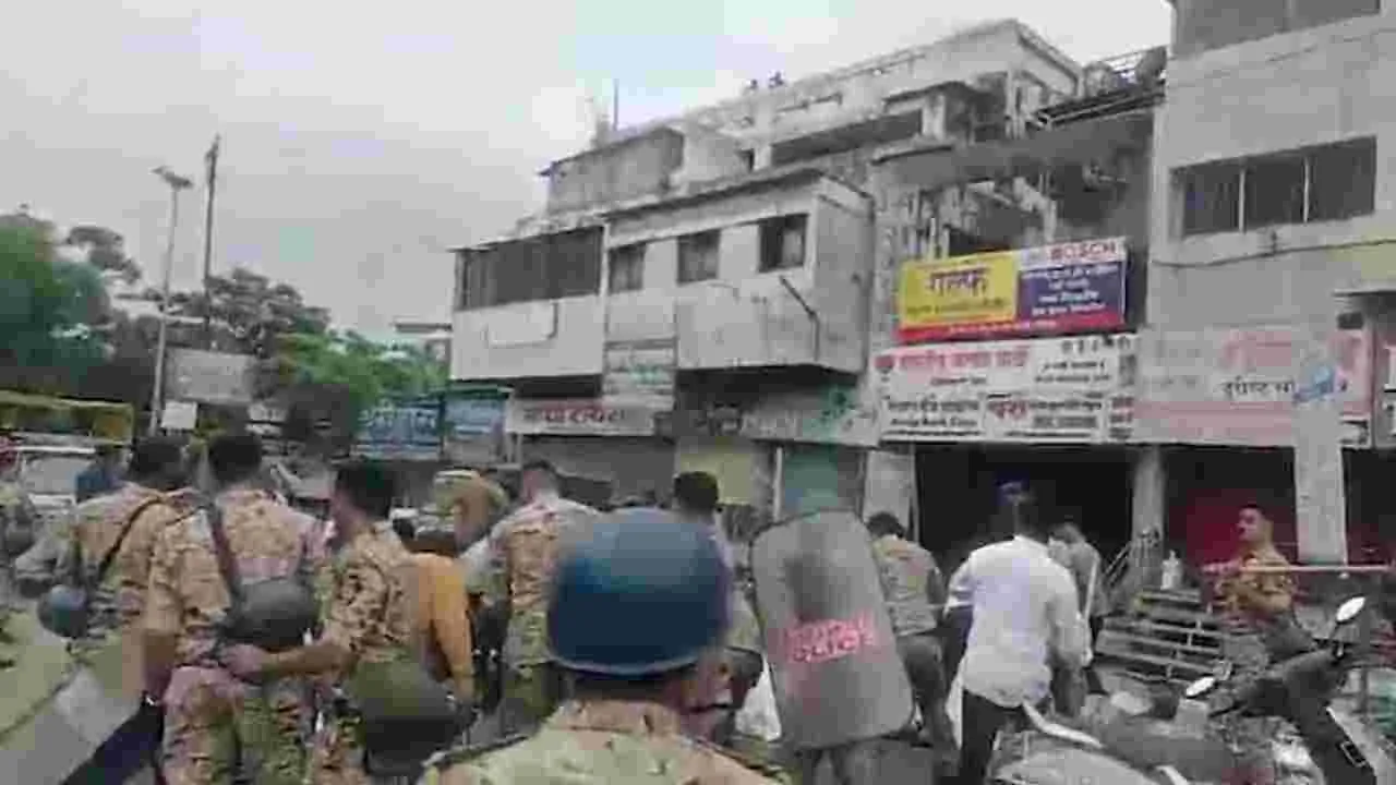 Maharashtra: మహారాష్ట్రలో మత ఘర్షణలు.. లాఠీచార్జి, 30 మంది అరెస్టు