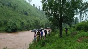 Onukonda Bridge Demand: వాగు ఉధృతి.. ప్రమాదకరంగా వాగు దాటుతున్న గిరిజనులు