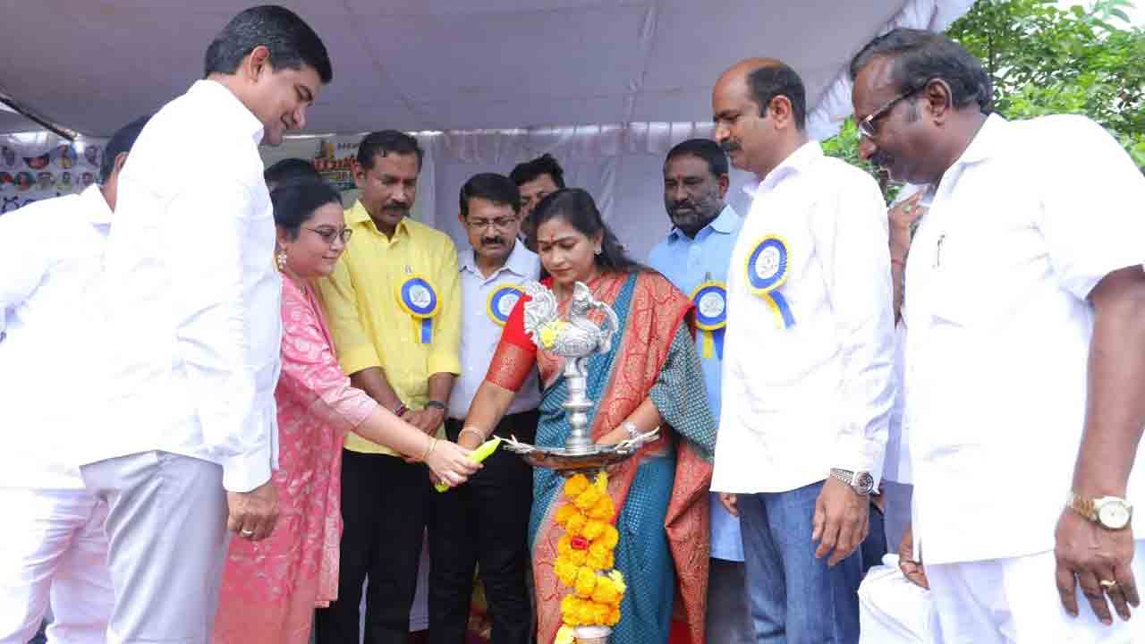 Vijayanagara Utsavalu: వైభవంగా విజయనగర ఉత్సవాలు ప్రారంభం