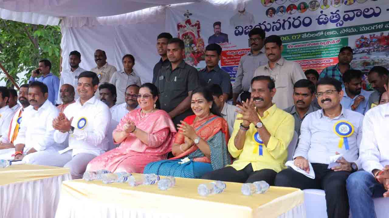 Vijayanagara Utsavalu: వైభవంగా విజయనగర ఉత్సవాలు ప్రారంభం