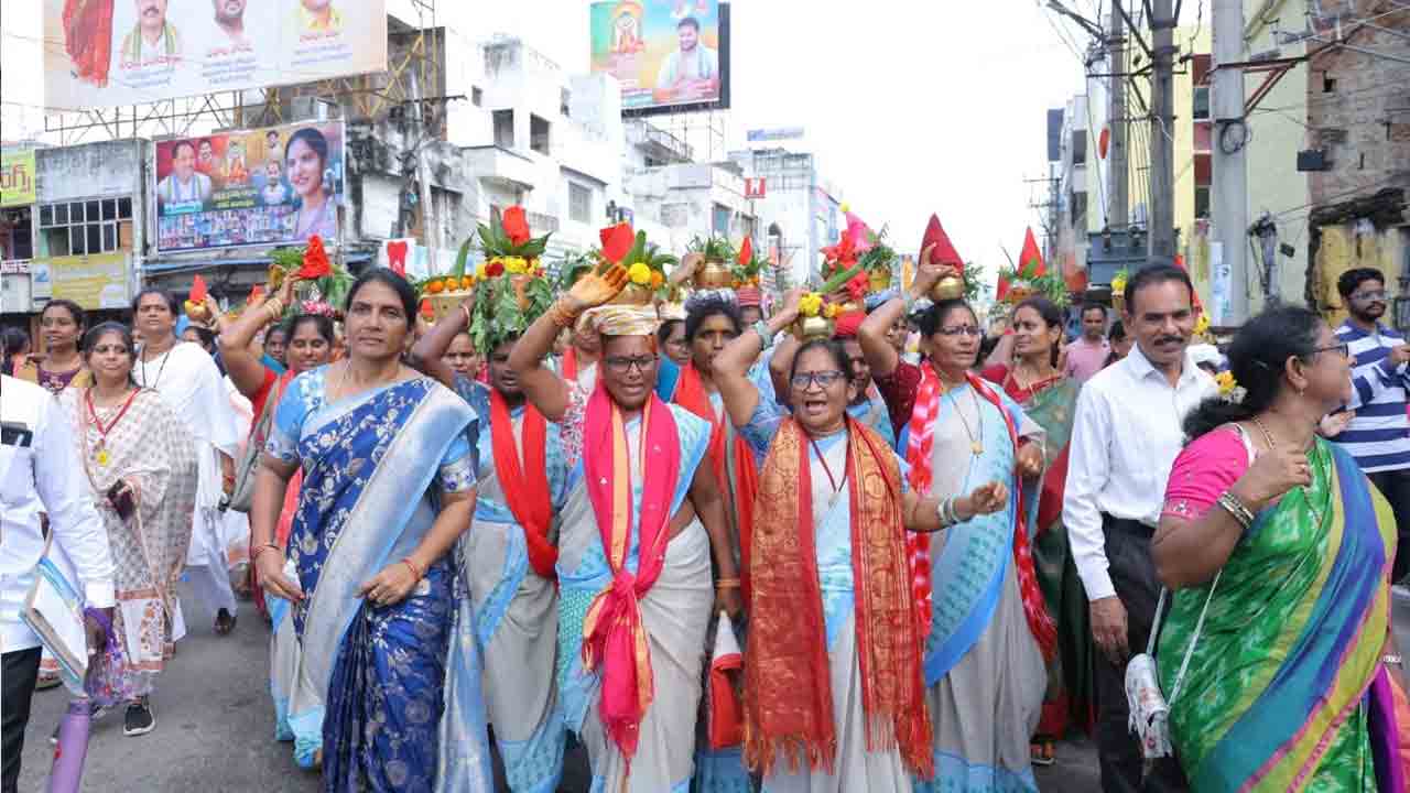 Vijayanagara Utsavalu: వైభవంగా విజయనగర ఉత్సవాలు ప్రారంభం