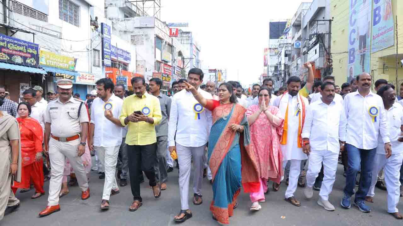 Vijayanagara Utsavalu: వైభవంగా విజయనగర ఉత్సవాలు ప్రారంభం