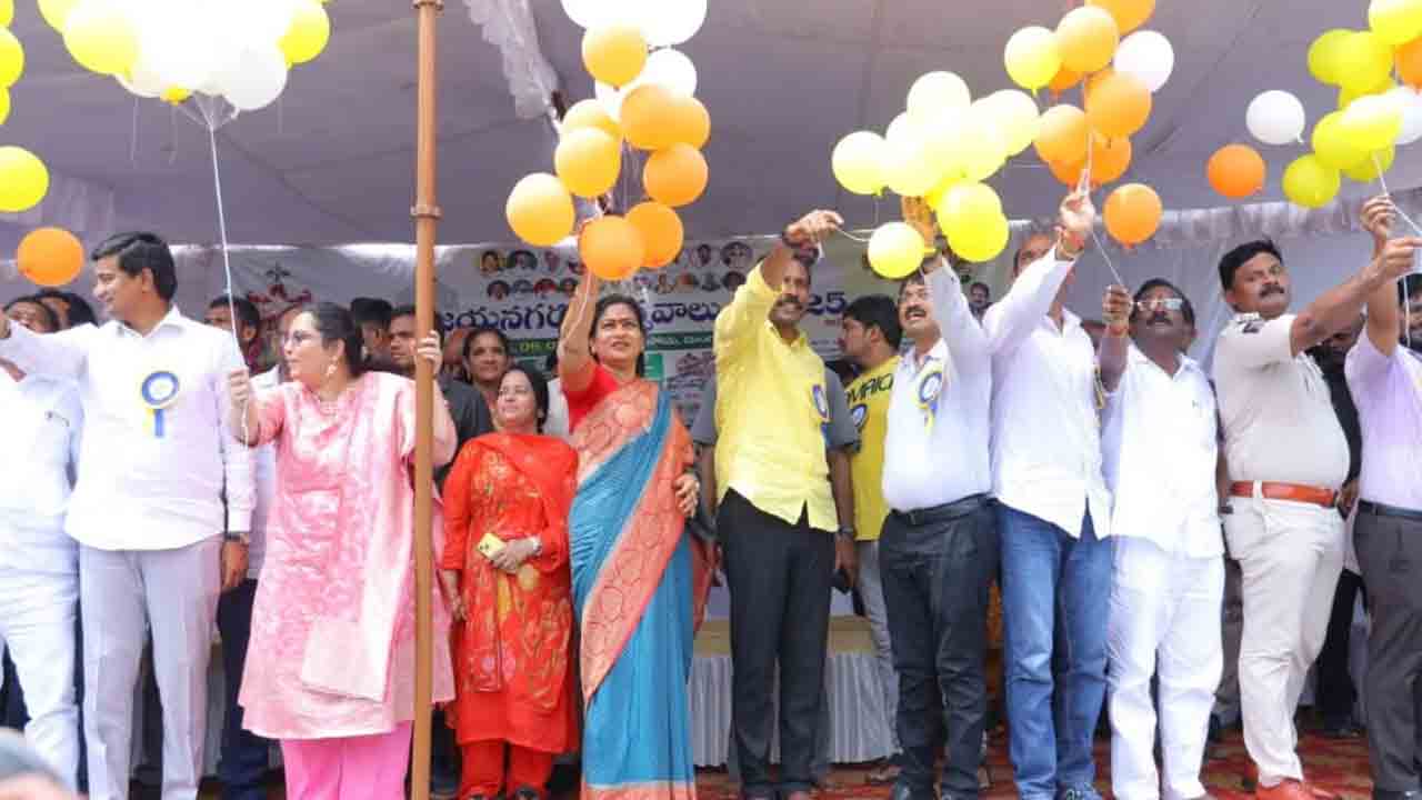 Vijayanagara Utsavalu: వైభవంగా విజయనగర ఉత్సవాలు ప్రారంభం