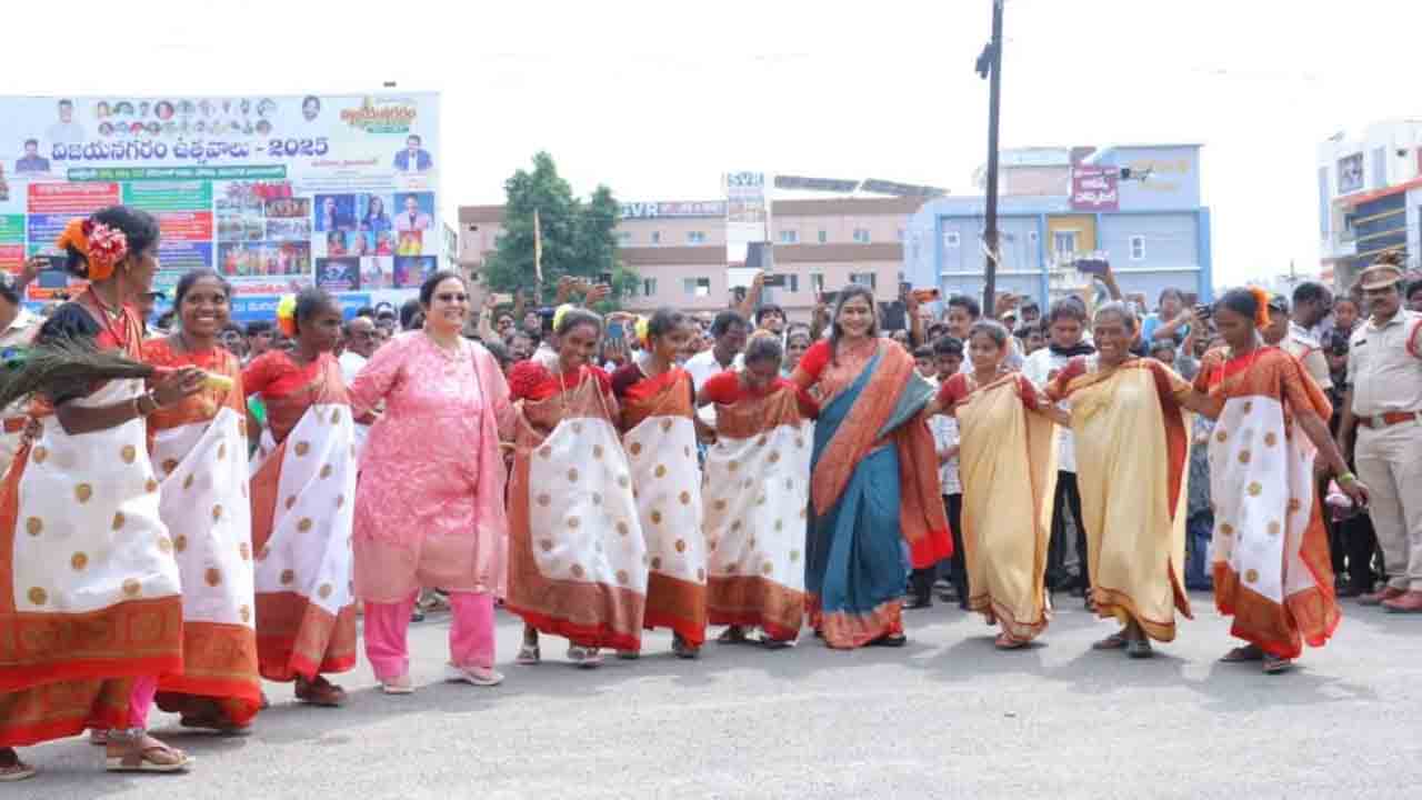 Vijayanagara Utsavalu: వైభవంగా విజయనగర ఉత్సవాలు ప్రారంభం