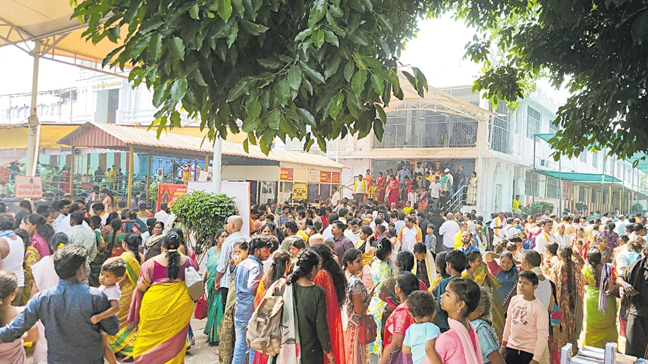 కిక్కిరిసిన సత్యదేవుడి సన్నిధి