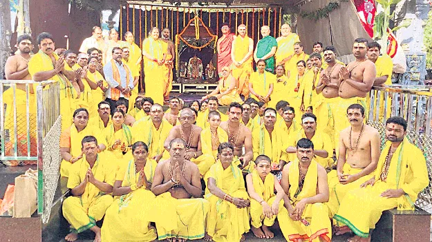 భక్తిశ్రద్ధలతో సత్యదీక్షల స్వీకరణ