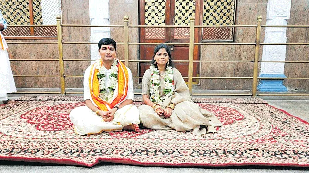 సత్యదేవుడి సన్నిధిలో డీఎస్పీల జంట పూజలు