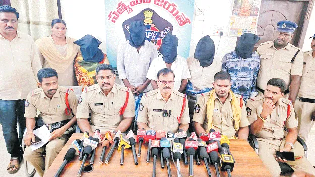 వ్యక్తి హత్య కేసులో ఐదుగురి అరెస్టు
