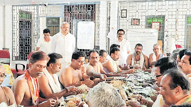 బాలబాలాజీ ఆదాయం రూ.42.90 లక్షలు