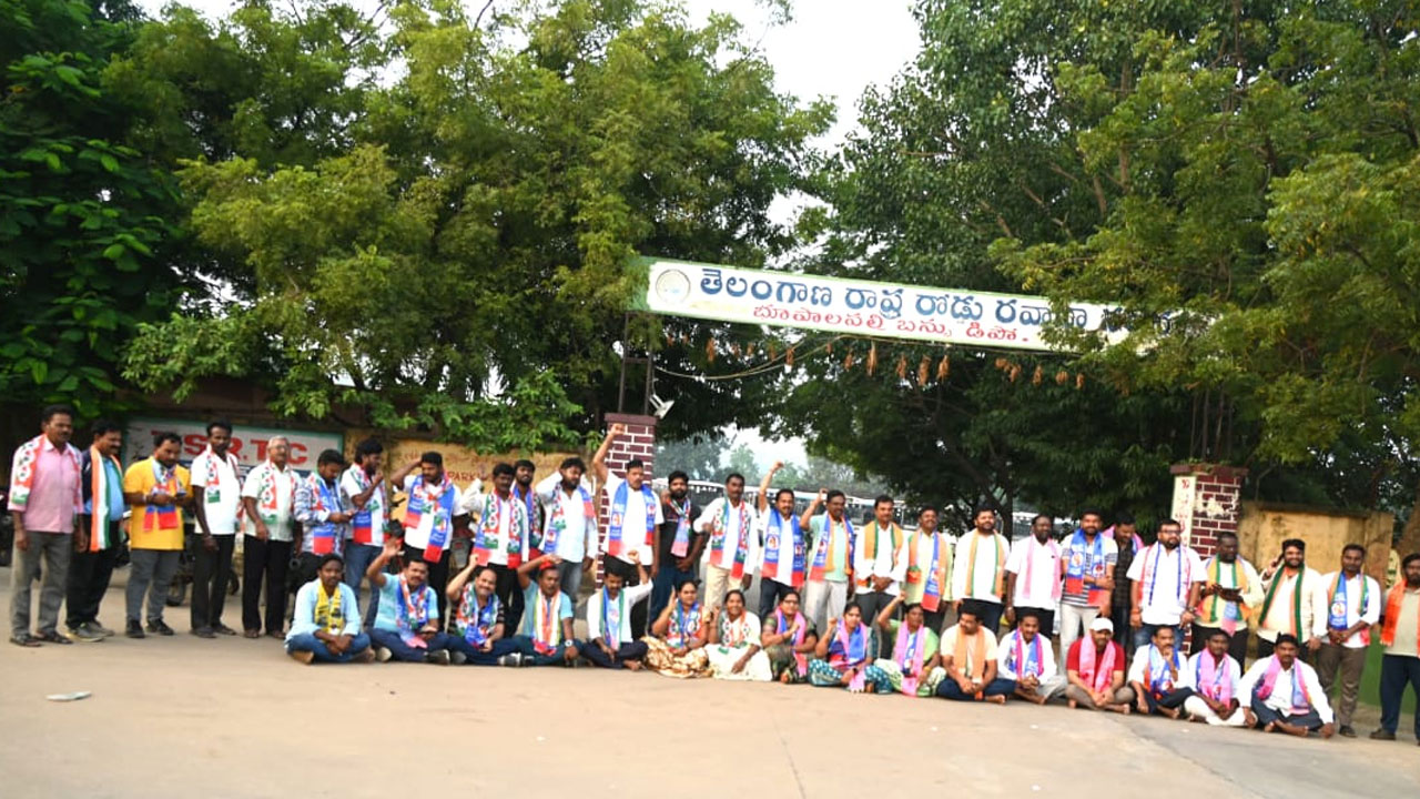 Telangana Bandh: తెలంగాణ బంద్... నిర్మానుష్యంగా రోడ్లు.. డిపోల్లోనే బస్సులు