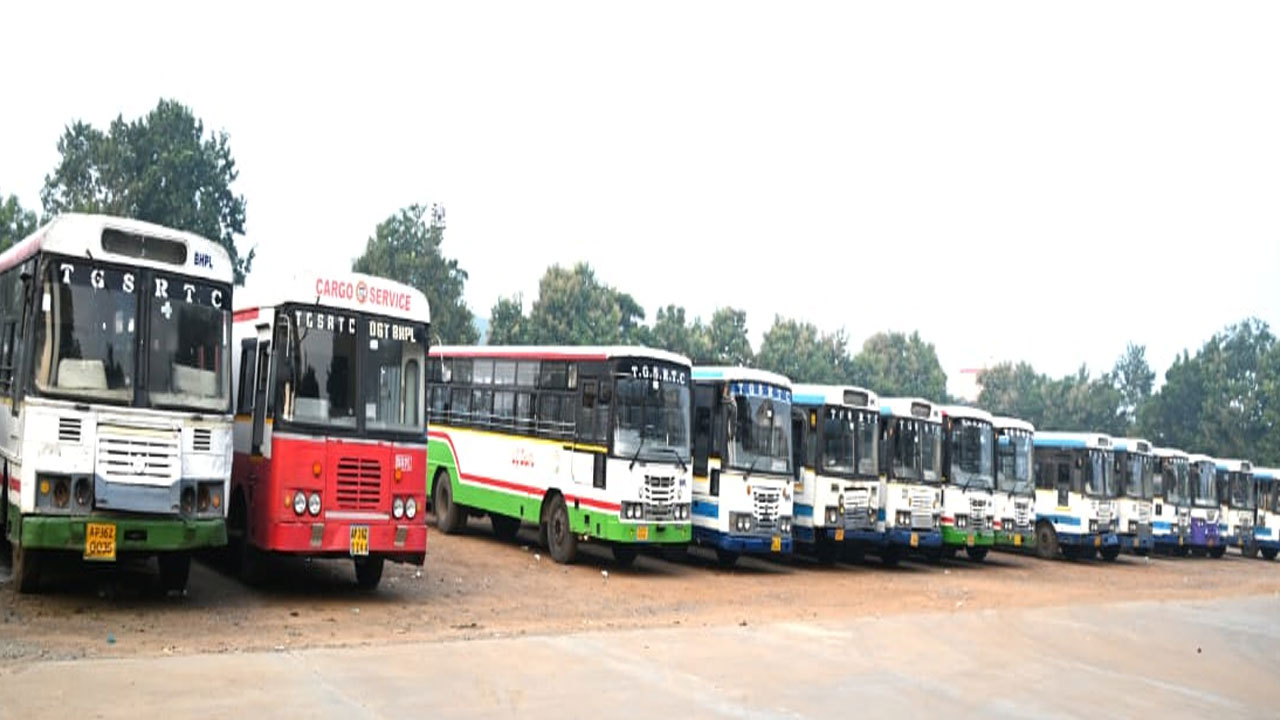 Telangana Bandh: తెలంగాణ బంద్... నిర్మానుష్యంగా రోడ్లు.. డిపోల్లోనే బస్సులు