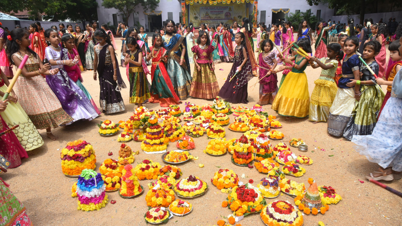  Secunderabad:  ఘనంగా  స్కూల్ విద్యార్థుల బతుకమ్మ సంబరాలు.. 