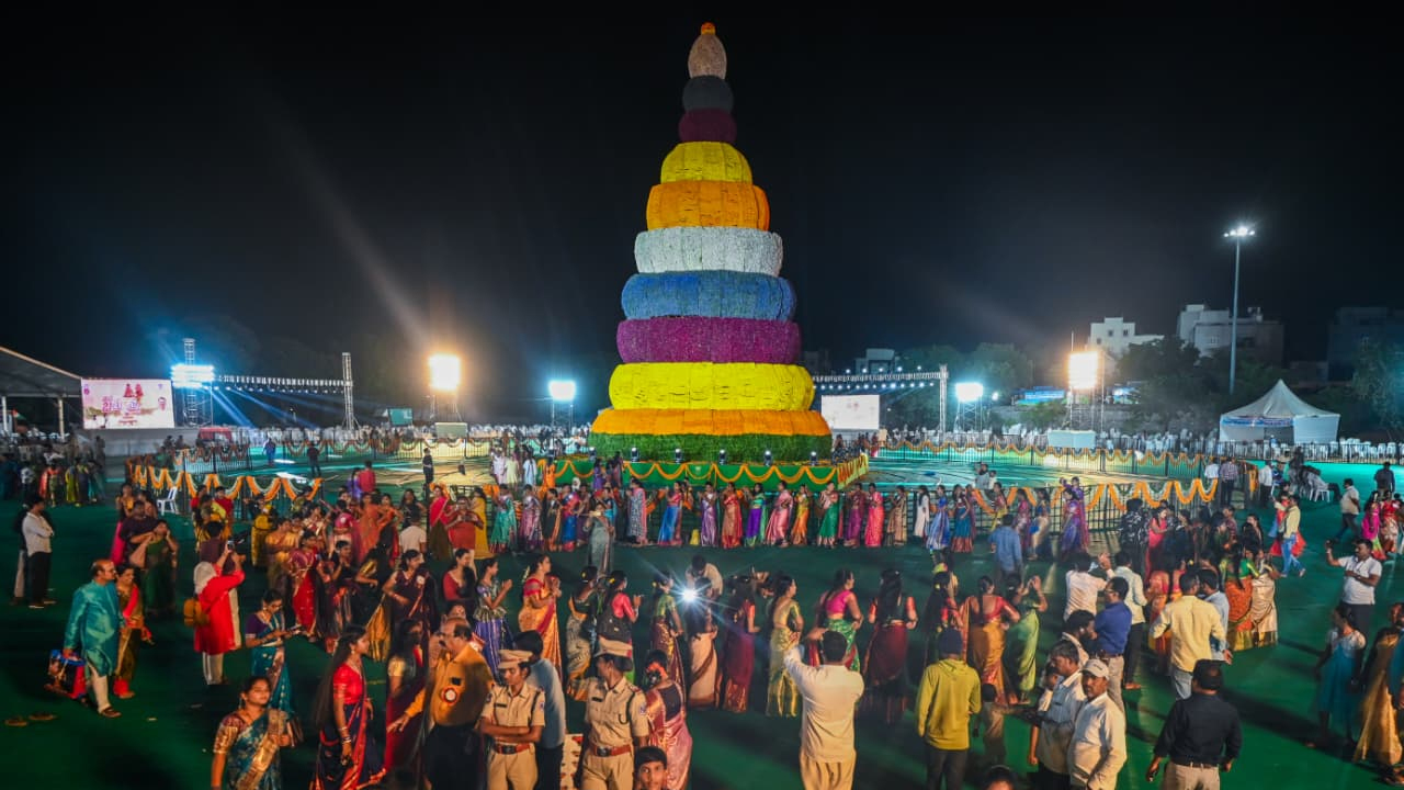 తెలంగాణ బతుకమ్మ సంబరాల్లో రెండు గిన్నిస్ రికార్డులు