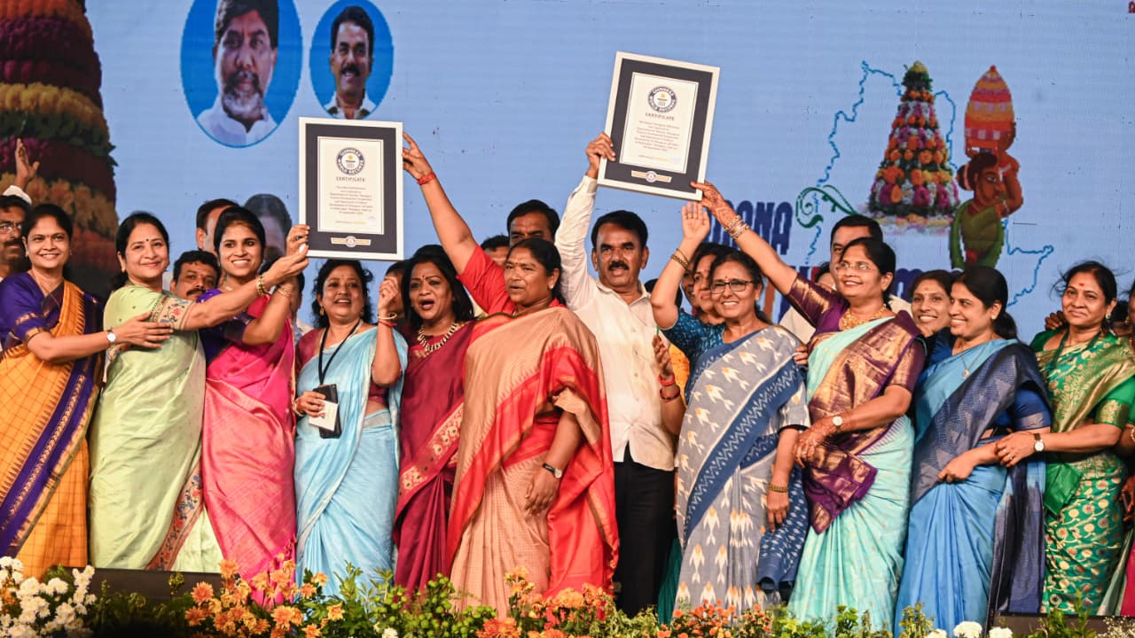 తెలంగాణ బతుకమ్మ సంబరాల్లో రెండు గిన్నిస్ రికార్డులు