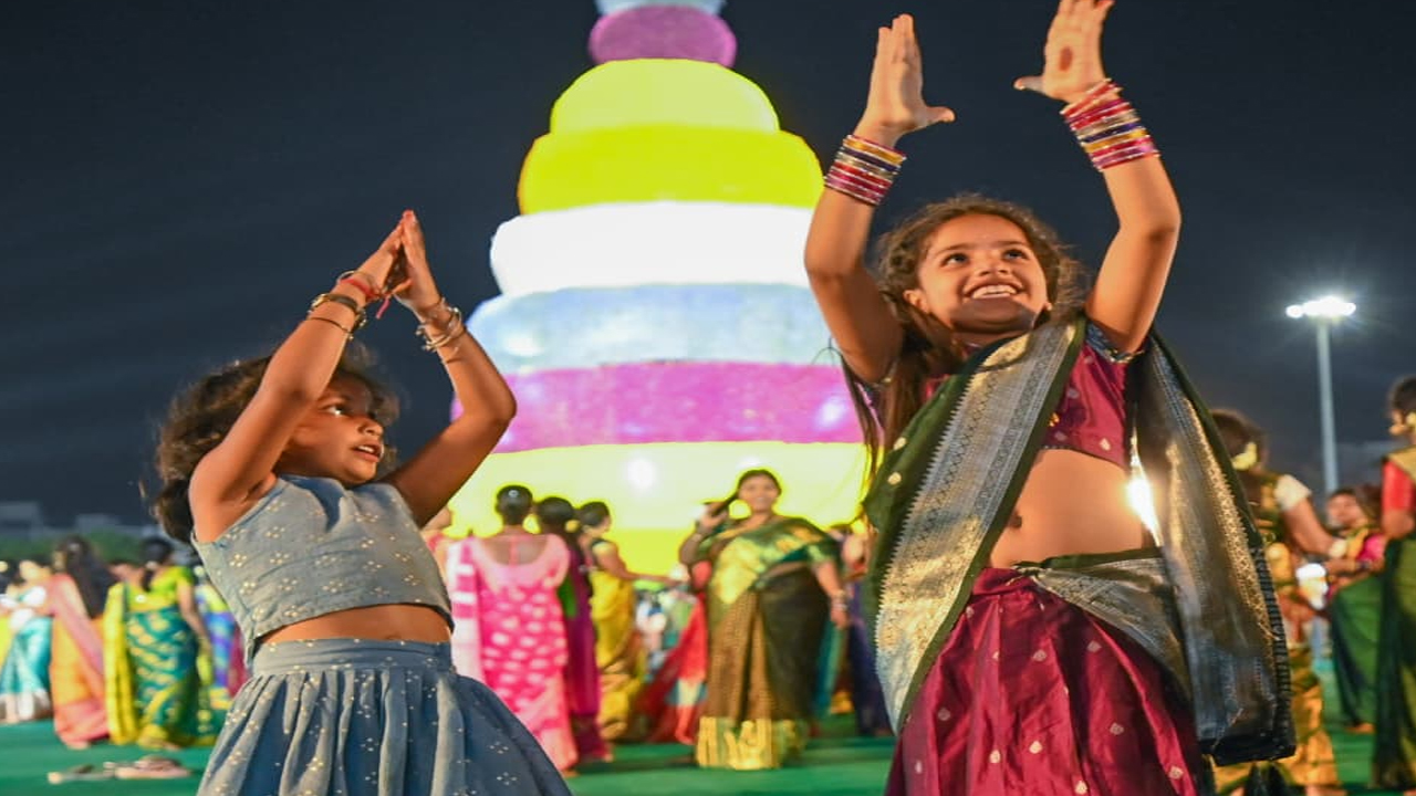 తెలంగాణ బతుకమ్మ సంబరాల్లో రెండు గిన్నిస్ రికార్డులు