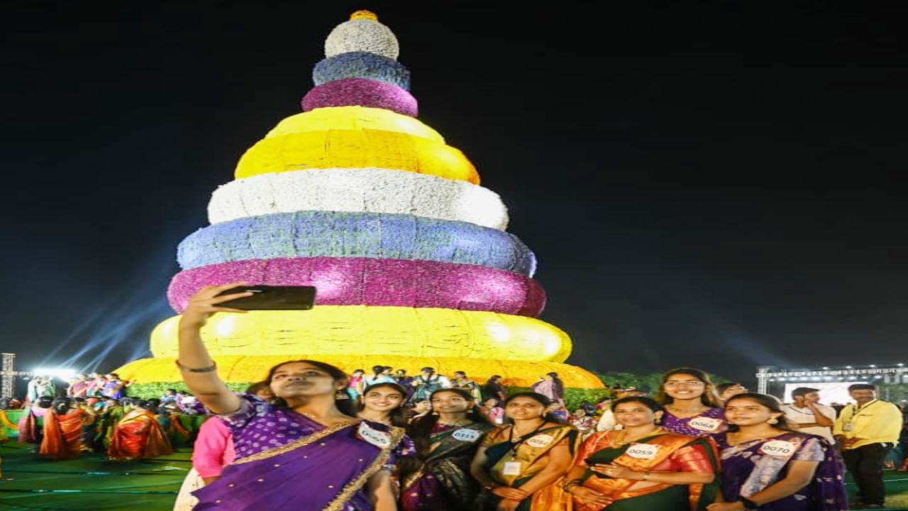 తెలంగాణ బతుకమ్మ సంబరాల్లో రెండు గిన్నిస్ రికార్డులు