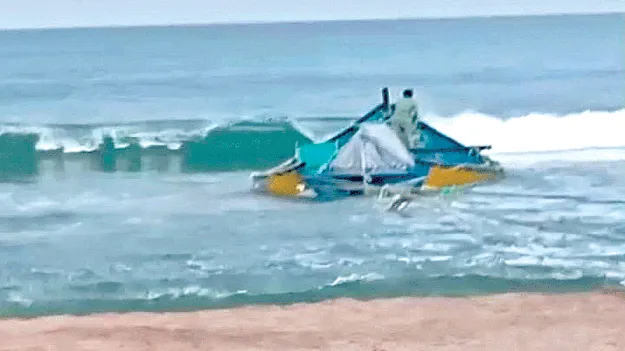 సముద్రంలో బోటు బోల్తా