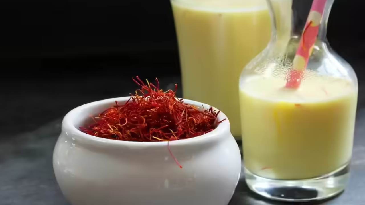 Saffron Milk Benefits: కుంకుమ పువ్వు వేసిన పాలు తాగితే కలిగే బెనిఫిట్స్